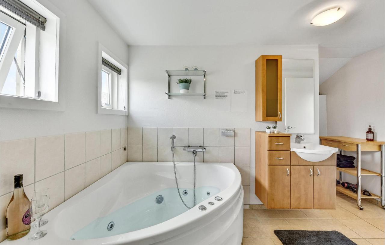 Cozy Home In Tarm With Kitchen Kültér fotó